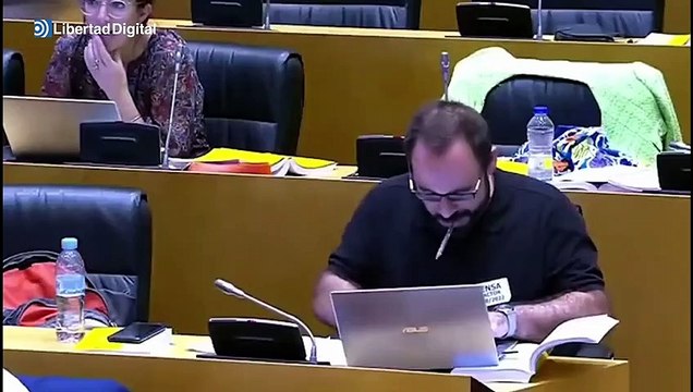 Montero explica los Presupuestos Generales con caramelos y pastillas Juanola