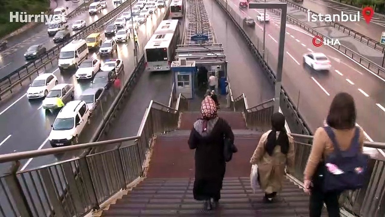 İstanbul’da sağanak yağış yoğun trafiğe sebep olurken yağışla beraber ortaya çıkan gökkuşağı kartpostallık manzara oluşturdu