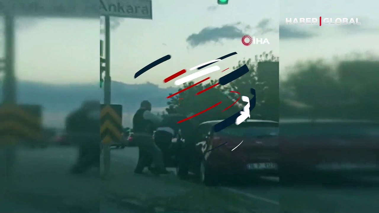 Anayolu boks maçına çevirdiler.. Şoförlerin yol verme kavgası kamerada!