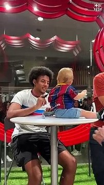 Jules Koundé firma la camiseta a un jovencísimo aficionado del Barça / FCB