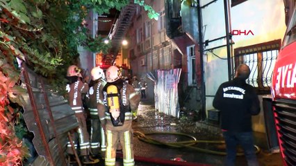 İstanbul'da 4 katlı metruk bina alev alev yandı