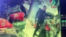 Zeytinburnu'nda bir kişi kıyafet satan mağazada eşofman çaldı. O anlar güvenlik kameralarına yansıdı.