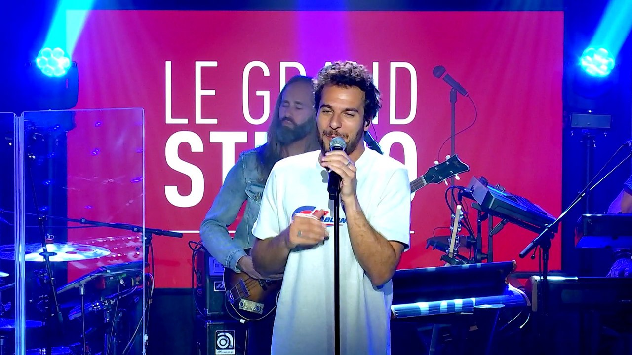 AMIR interprète "Sors de ma tête" dans le Grand Studio RTL