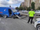 Kadıköy'de kargo aracının çarptığı bariyer aracın içinden geçti