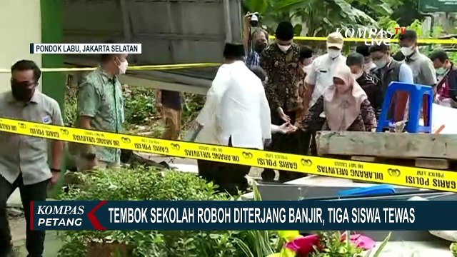 Tinjau Lokasi Tembok Roboh di MTsN 19 Jaksel, Nadiem Makarim Serahkan Bantuan