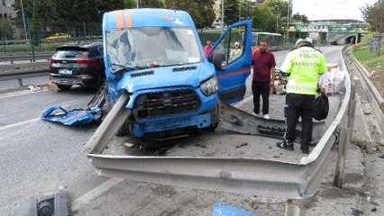 Saplanan bariyerler kargo aracının içinden geçti