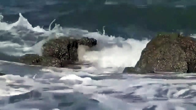 Relaxing Sea Waves splashing in rocks with sound