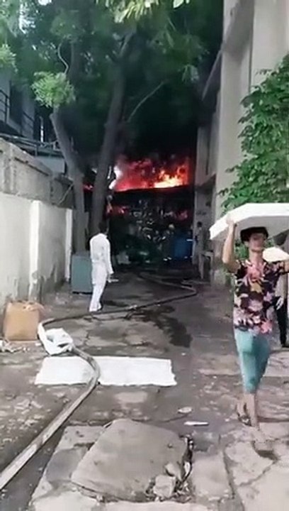 नोएडा में फैक्ट्री में लगी भीषण आग 1 दर्जन दमकल की गाड़ियां मौके पर मौजूद