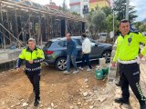 Burdur haberi | Antalya'da turistin kiraladığı lüks aracı çaldı, Burdur'da duvara çarpınca yakalandı