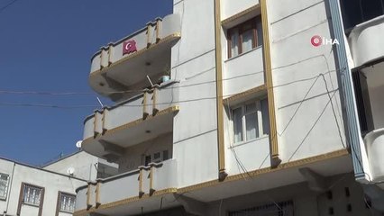 Bıçaklanarak öldürülen bebeğin cenazesi çıkarılırken ayakta durmakta güçlük çeken baba yürekleri dağladı