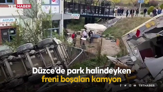 Düzce'de park halinde freni boşalan kamyon taksi durağını yıktı
