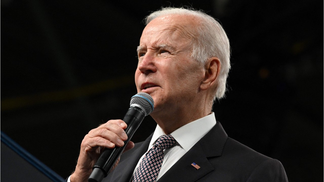 GALA VIDEO - Joe Biden trop âgé pour gouverner ? “Certains assistants veillent discrètement sur lui”