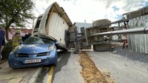 İSTANBUL-ÜSKÜDAR'DA HAFRİYAT KAMYONU OTOMOBİLİN ÜZERİNE DEVRİLDİ