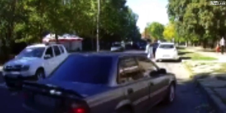 Il ouvre la porte de sa voiture pour la dernière fois... Plus de porte