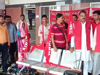 VIDEO : रेलकर्मियों ने किया मांगों को लेकर प्रदर्शन