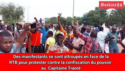 Des manifestants protestent contre l'éventuelle confiscation du pouvoir par des généraux