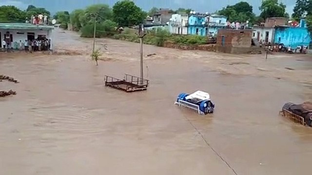 देवरी से चोराखाड़ी मार्ग पर बनी पुलिया पानी में आए तेज बहाव से टूट गई