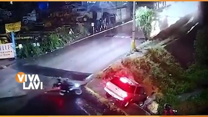 Hombres logran salir de camioneta antes de caer a canal de aguas negras