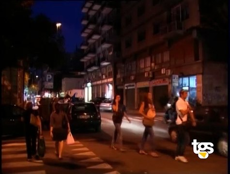 Reagisce allo scippo, trascinata sull'asfalto: è ferita