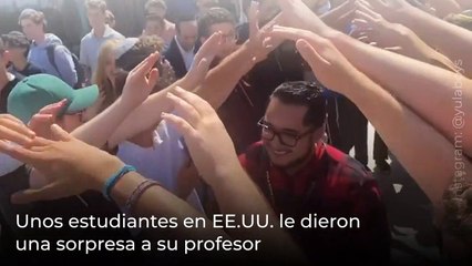 Estudiantes le regalan un carro a su profesor tras enterarse que viajaba cuatro horas para darles clase