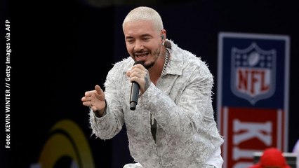 Así reaccionó J Balvin cuando le pasaron una gorra de Residente en concierto