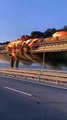 Rusya'yı Kırım'a bağlayan köprünün üzerinde yakıt tankeri patladı