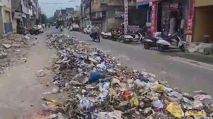 डम्पर चालक की लापरवाही से सड़क पर फैला कचरा