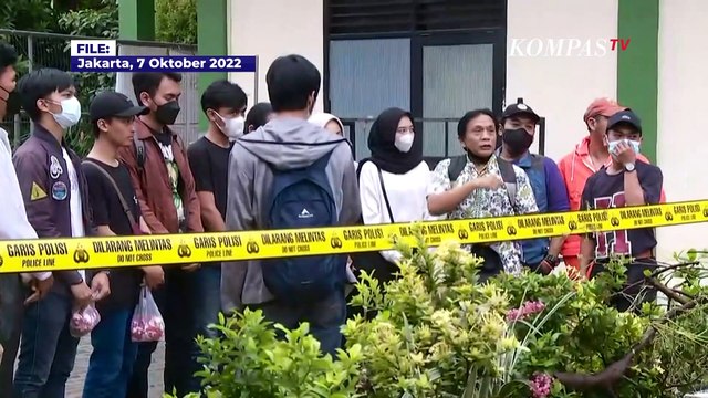 Alumni MTsN 19 Jakarta Tabur Bunga di Sekolah Usai Tembok Roboh Tewaskan Tiga Siswa