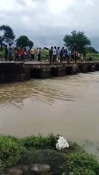 नाले में बाइक सवार पति-पत्नी बहे, पति बचा, पत्नी का रेस्क्यू