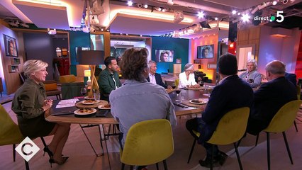 GALA - VIDÉO - Michel Drucker a une pensée émue pour Alain Delon dans C à Vous : “Il doit pleurer devant son poste”