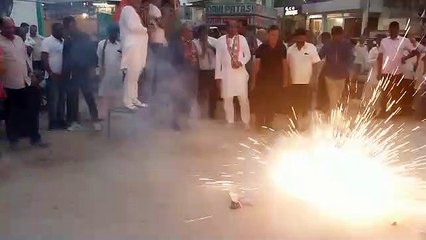 धावास रोड पर पटाखे चलाते स्थानीय लोग।