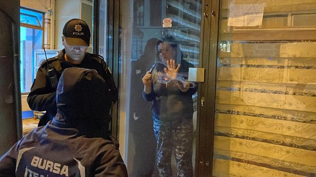 Bursa’da çay ocağında kilitli bırakılan kadını polis kurtardı