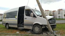 Bursa’da işçileri taşıyan servis elektrik direğine çarptı: 6 yaralı