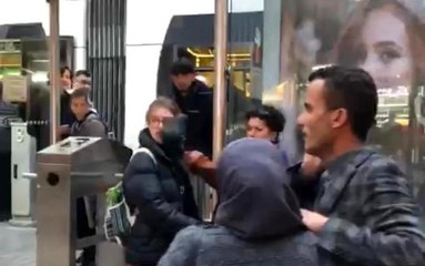 Çantasıyla herkese saldırdı vatandaş neye uğradığını şaşırdı