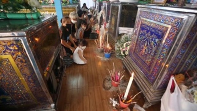 Familiares asisten a los funerales por la matanza en guardería de Tailandia