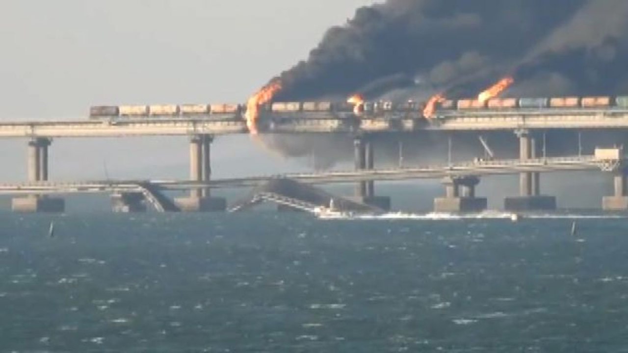 Esplosione e fiamme sul ponte di Kerch tra Russia e Crimea