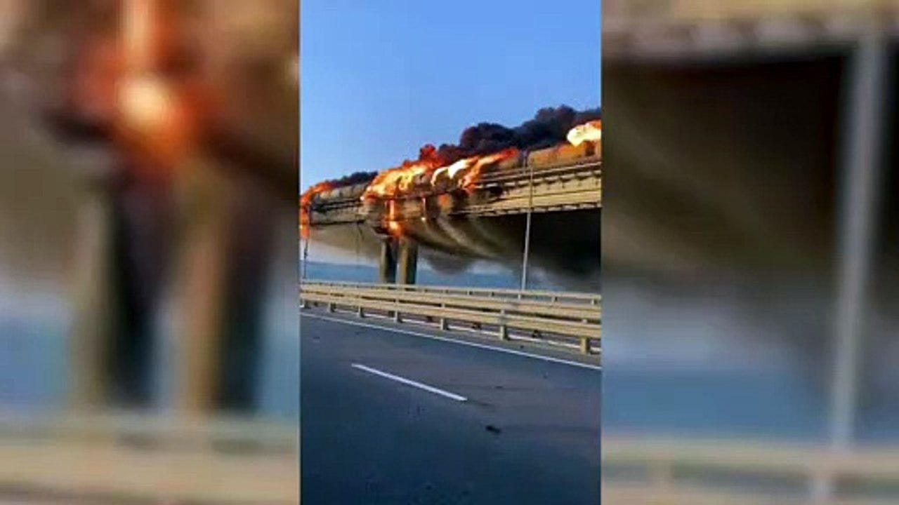 Una gran explosión de varios tanques de combustible daña el puente de Crimea