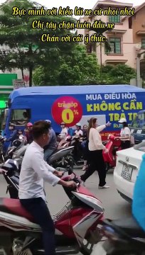 Clip: Người phụ nữ ngoại quốc giúp CSGT Việt Nam điều tiết giao thông