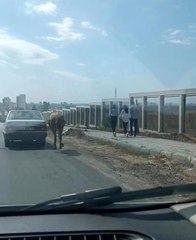 Atı otomobile bağlayıp hızla yoluna devam etti