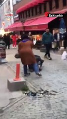 Önüne Gelene Çantasıyla Vurdu Ortalığı Birbirine Kattı
