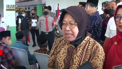 Скачать видео: Mensos Risma Jenguk dan Salurkan Bansos untuk Korban Tragedi Kanjuruhan di Blitar