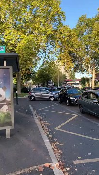 Une file d'attente devant une station à Rueil Malmaison (Hauts-de-Seine)