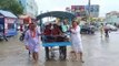 बरसाती पानी के भराव के बीच ठेले में बैठकर पहुंची महिलायें, पानी निकासी की मांग के लिए 46वें दिन दिया धरना