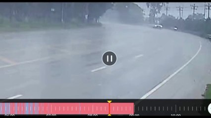 กระบะซิ่งฝ่าสายฝนเสียหลักชนแท็กซี่พลิกคว่ำล้อชี้ฟ้าเจ็บเพียบ (มีคลิป)