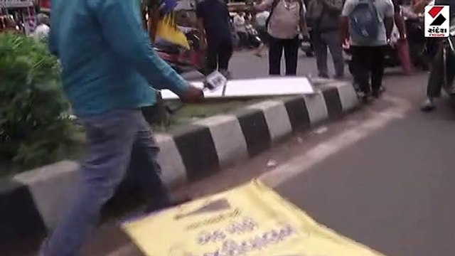 વડોદરામાં રાજમહેલ રોડ પર AAPના બેનરો પર રીક્ષા ચલાવવામાં આવી