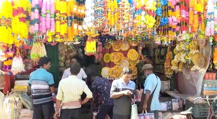 লক্ষ্মীলাভের আশায় বুক বাঁধছেন বঙ্গবাসী | Oneindia Bengali