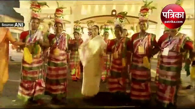 दुर्गा पूजा मेगा कार्निवल में लोगों के साथ लोक नृत्य करती नजर आईं पश्चिम बंगाल की CM ममता बनर्जी, देंखे VIDEO