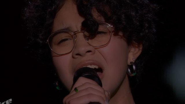 VOICI - The Voice Kids : quel est le syndrome d’Ehlers Danlos, la maladie dont souffre Sanaa ? (1)