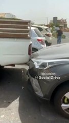 Una camioneta destroza un Toyota eléctrico marcha atrás por estar en doble fila