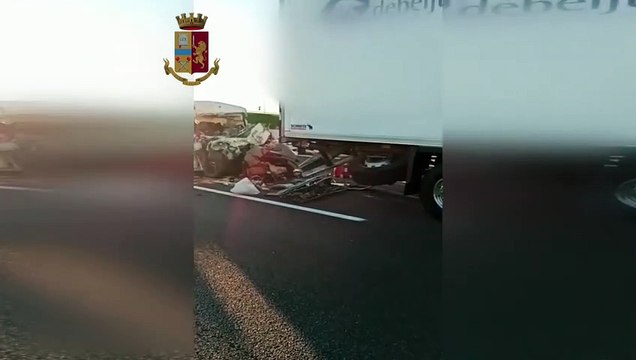 Incidente sull'A4, 6 morti: le immagini del furgone finito sotto al camion